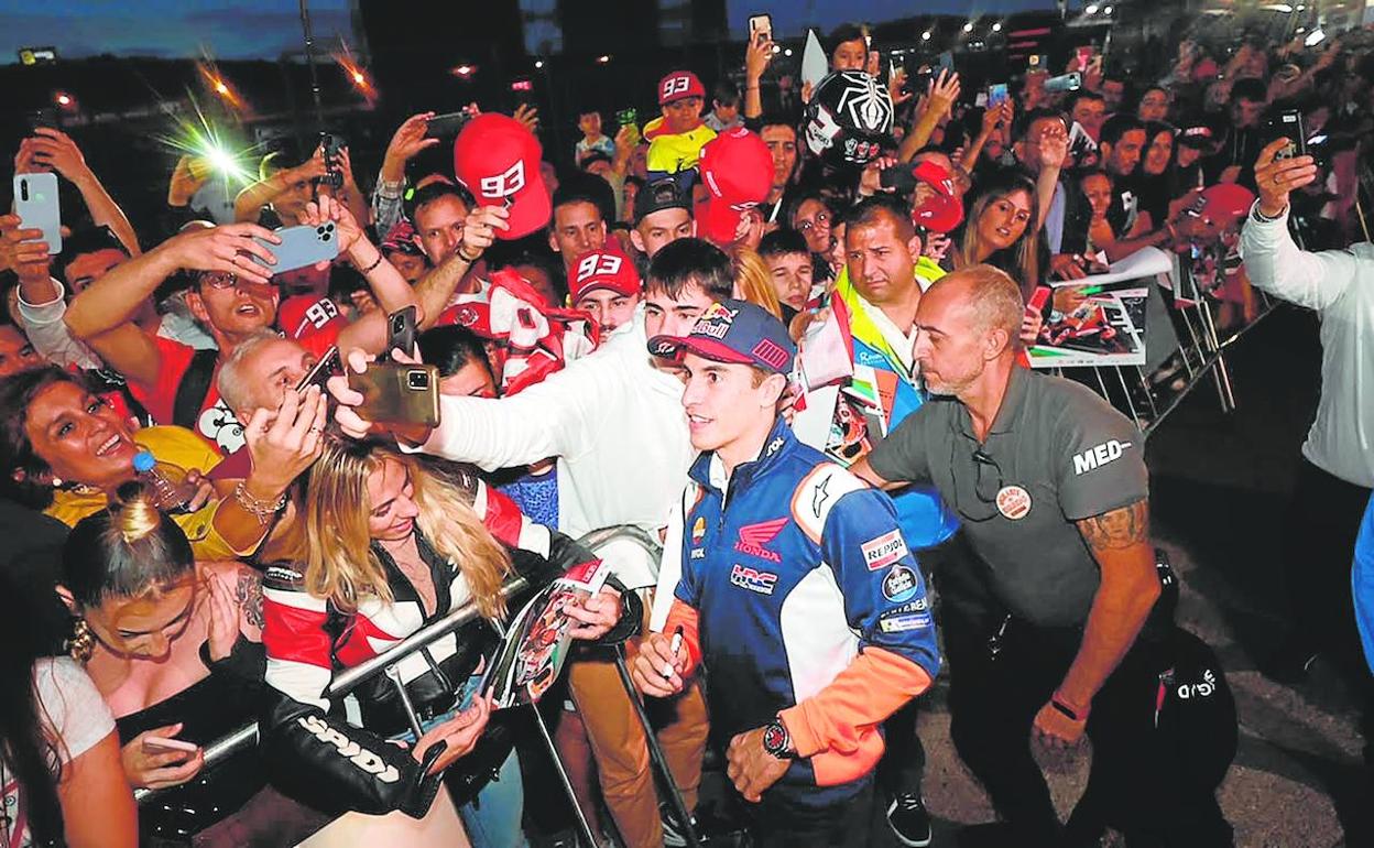 Márquez pasea por el paddock del circuito de Cheste. 