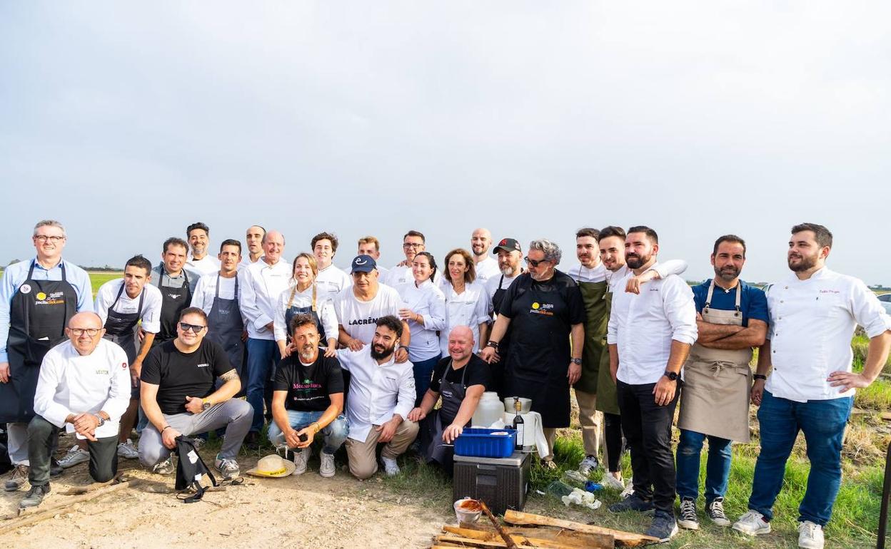 Los cocineros que han participado en el evento gastronómico celebrado en la Albufera, junto a Edu Torres, de Molino Roca.