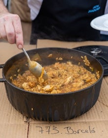 Imagen secundaria 2 - Los asistentes pudieron degustar las paellas preparadas por los chefs, algunas a leña, otras a gas. Hubo arroces secos y también melosos.