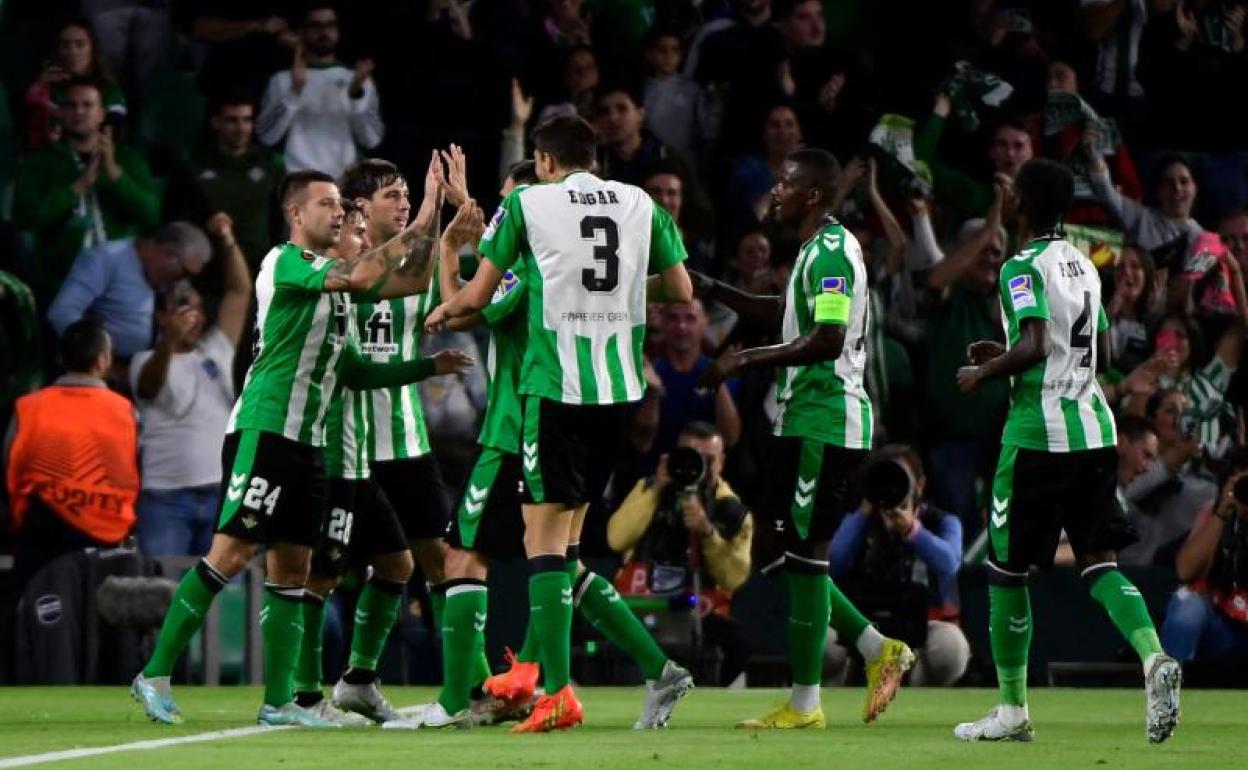 Los jugadores del Betis celebran el primer gol contra el HJK Helsinki.