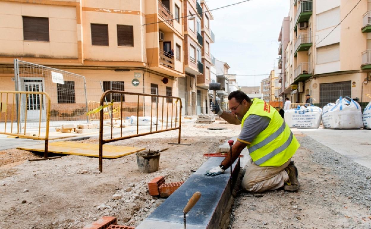 Un operario realiza trabajos en la reforma de una calle en un municipio de la Safor. 