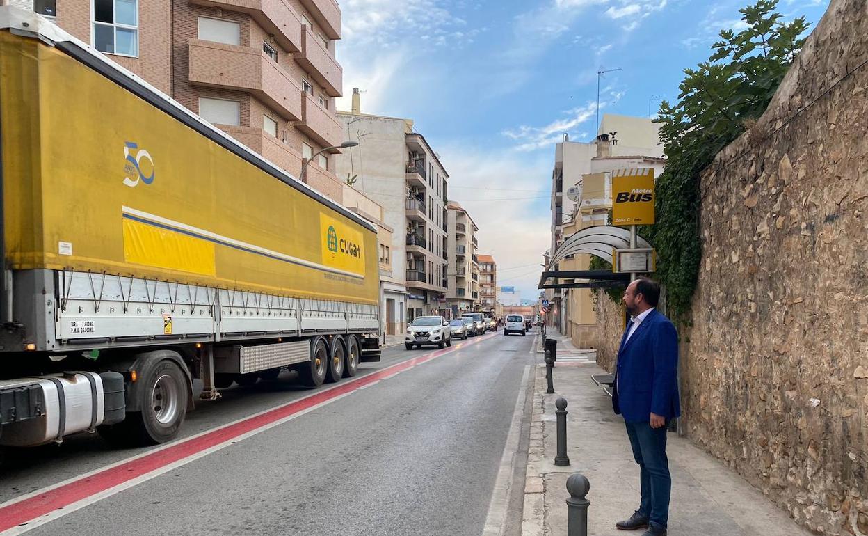 El alcalde observa el paso del tráfico por el interior del casco urbano. 