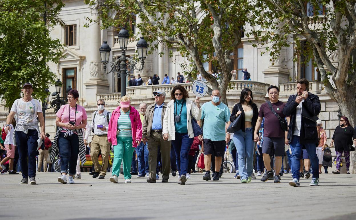 Guía turístico con visitantes en al ciudad de Valencia. 