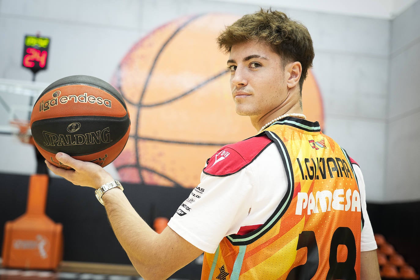 Fotos: Los pilotos saltan a la cancha en l&#039;Alqueria del Basket