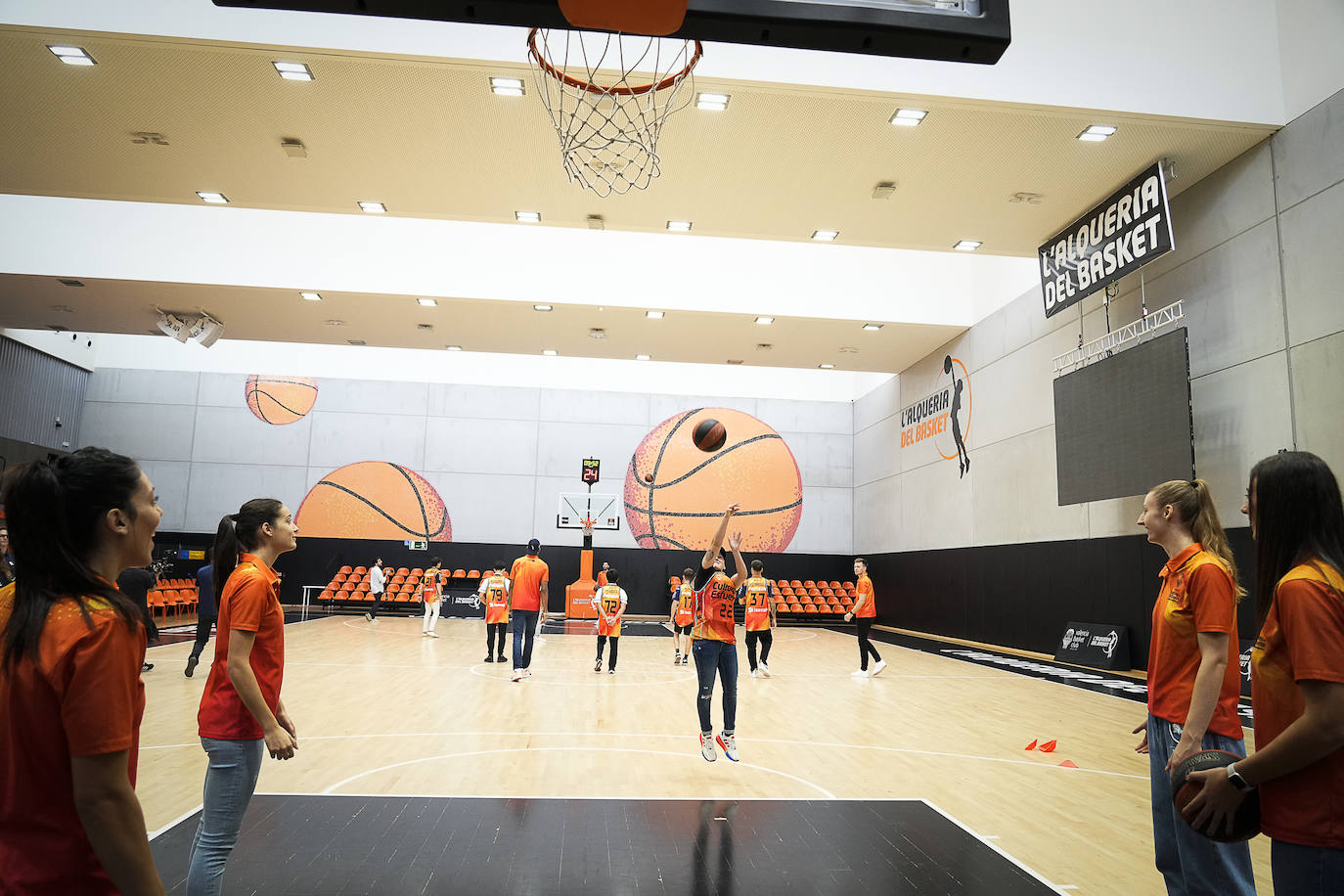 Fotos: Los pilotos saltan a la cancha en l&#039;Alqueria del Basket