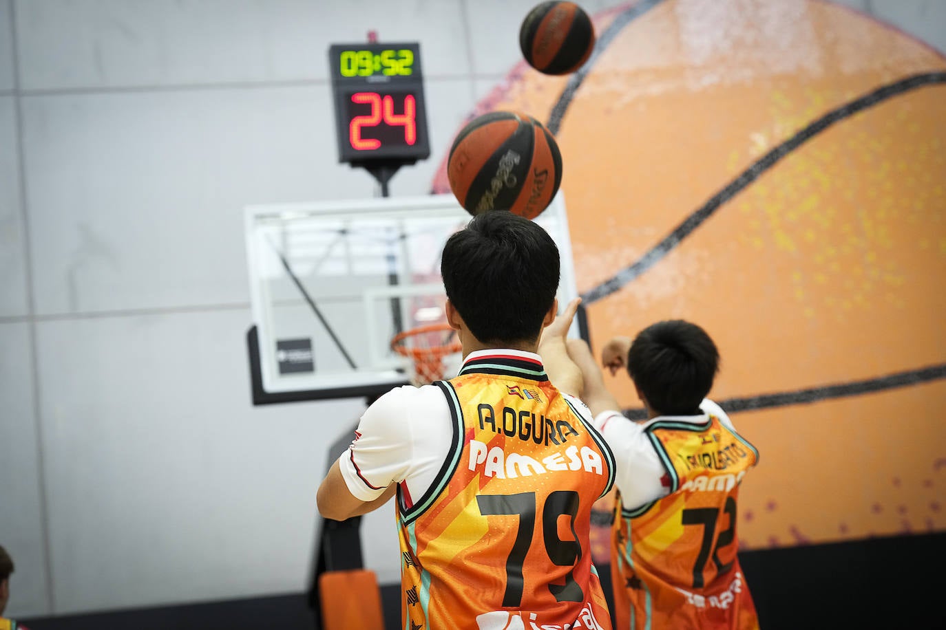 Fotos: Los pilotos saltan a la cancha en l&#039;Alqueria del Basket