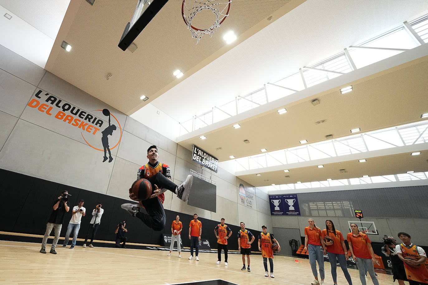 Fotos: Los pilotos saltan a la cancha en l&#039;Alqueria del Basket