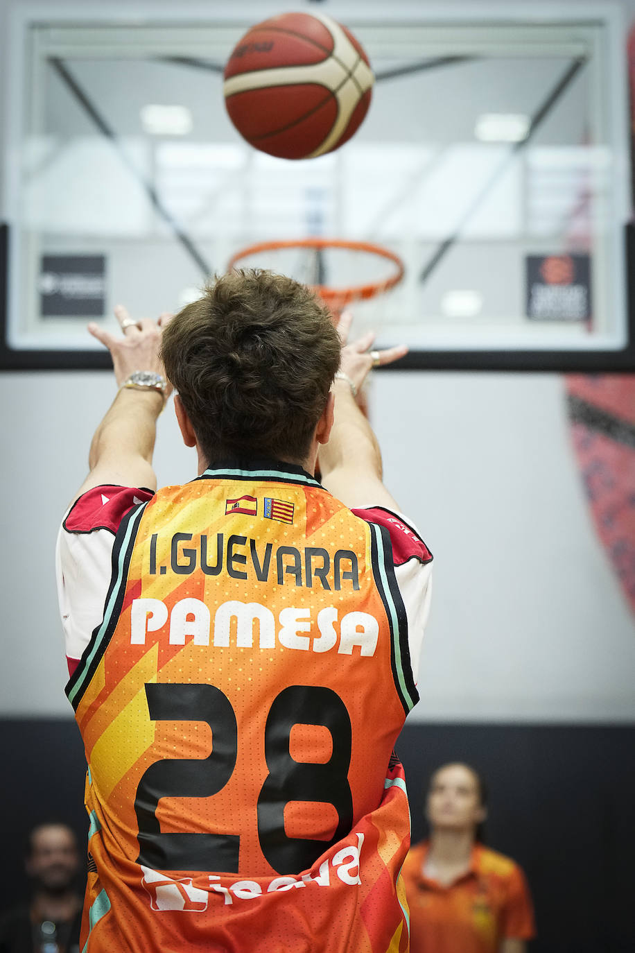 Fotos: Los pilotos saltan a la cancha en l&#039;Alqueria del Basket