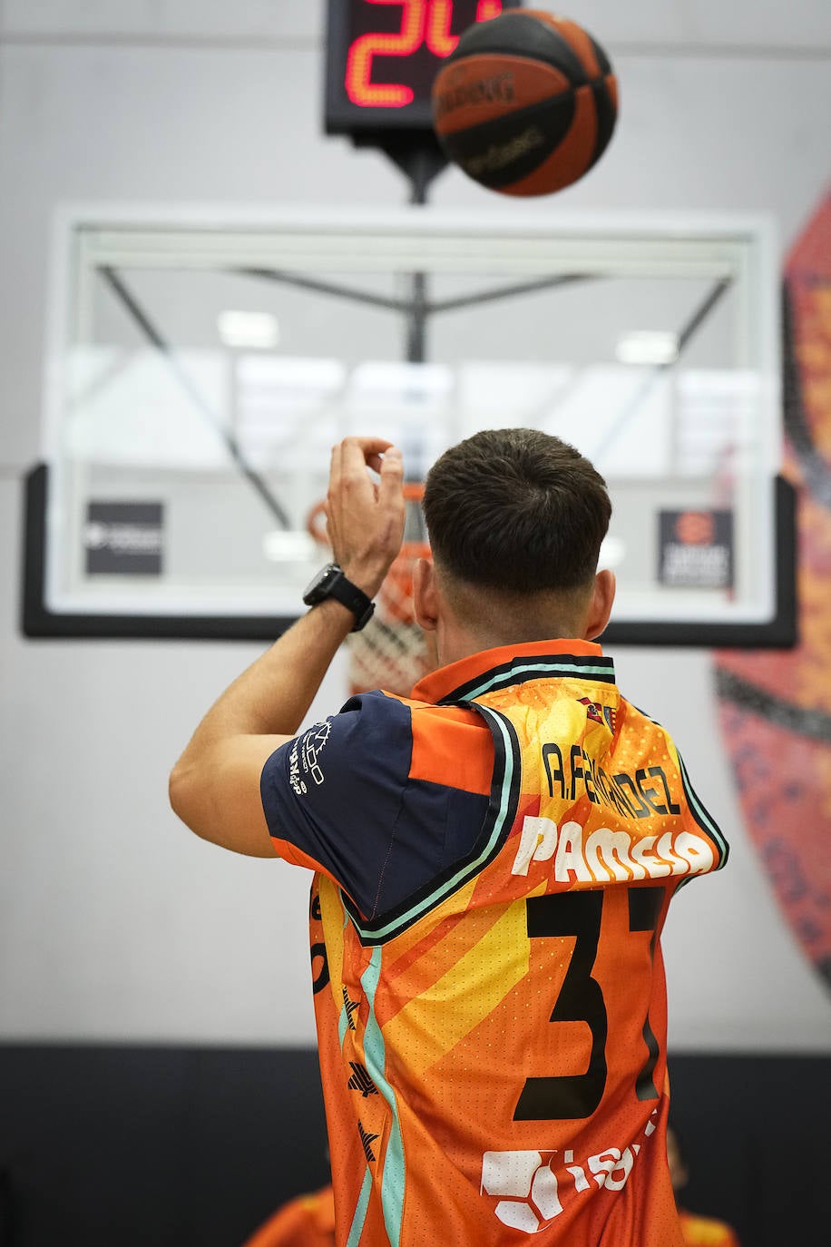 Fotos: Los pilotos saltan a la cancha en l&#039;Alqueria del Basket