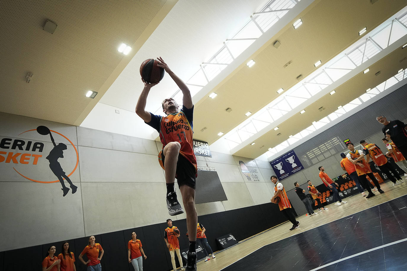 Fotos: Los pilotos saltan a la cancha en l&#039;Alqueria del Basket