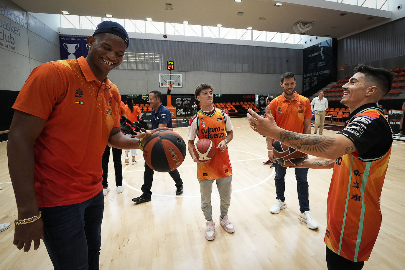 Fotos: Los pilotos saltan a la cancha en l&#039;Alqueria del Basket