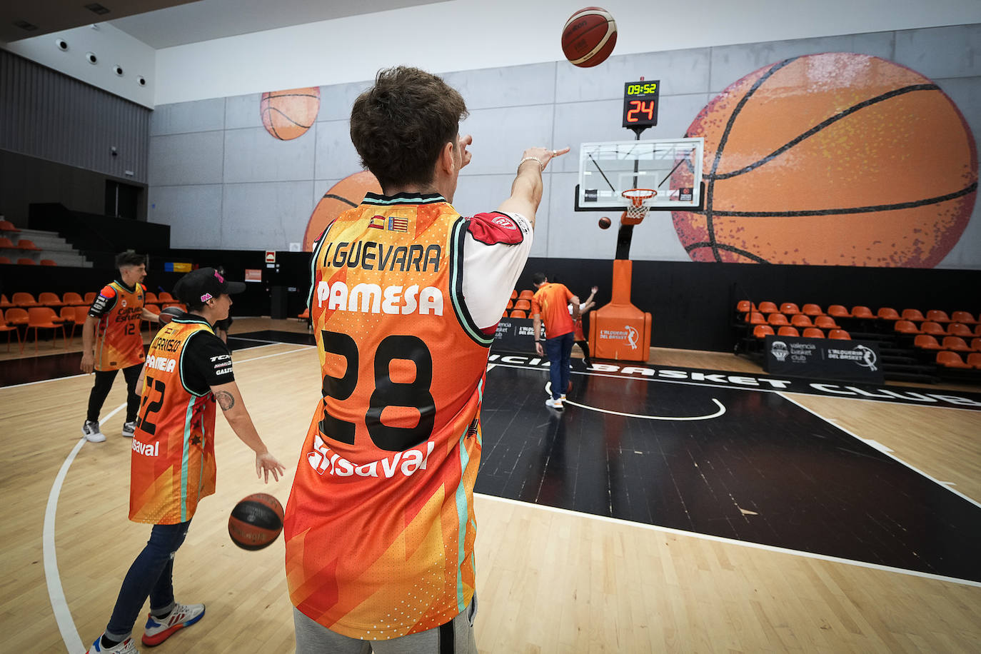 Fotos: Los pilotos saltan a la cancha en l&#039;Alqueria del Basket