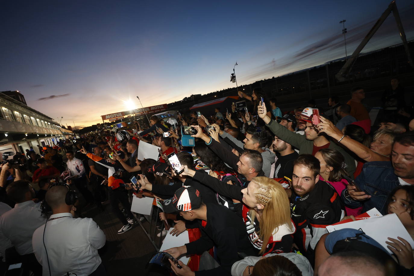 Fotos: El Ricardo Tormo vibra con un &#039;Pit Walk&#039; multitudinario