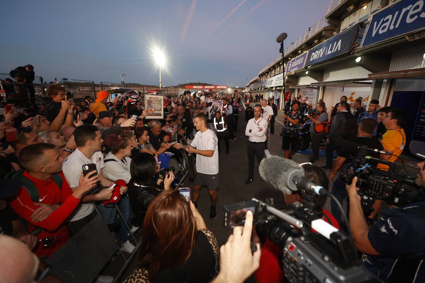 Fotos: El Ricardo Tormo vibra con un &#039;Pit Walk&#039; multitudinario