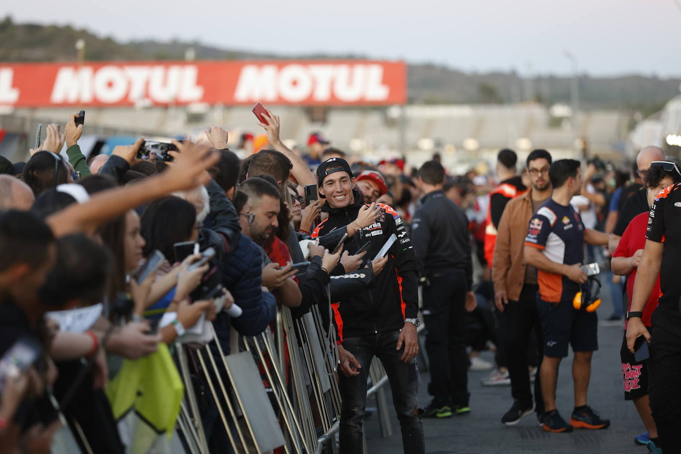 Fotos: El Ricardo Tormo vibra con un &#039;Pit Walk&#039; multitudinario