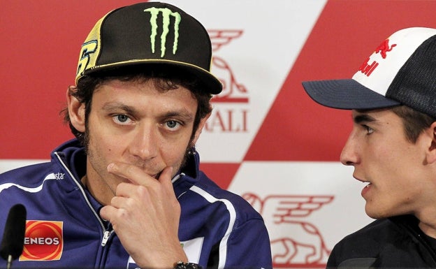 Imagen principal - Arriba, Rossi y Márquez en una rueda de prensa, abajo a la izquierda Joan Mir Celebra su título de Moto GP de 2021 y a  la derecha Hayden el de 2006. 