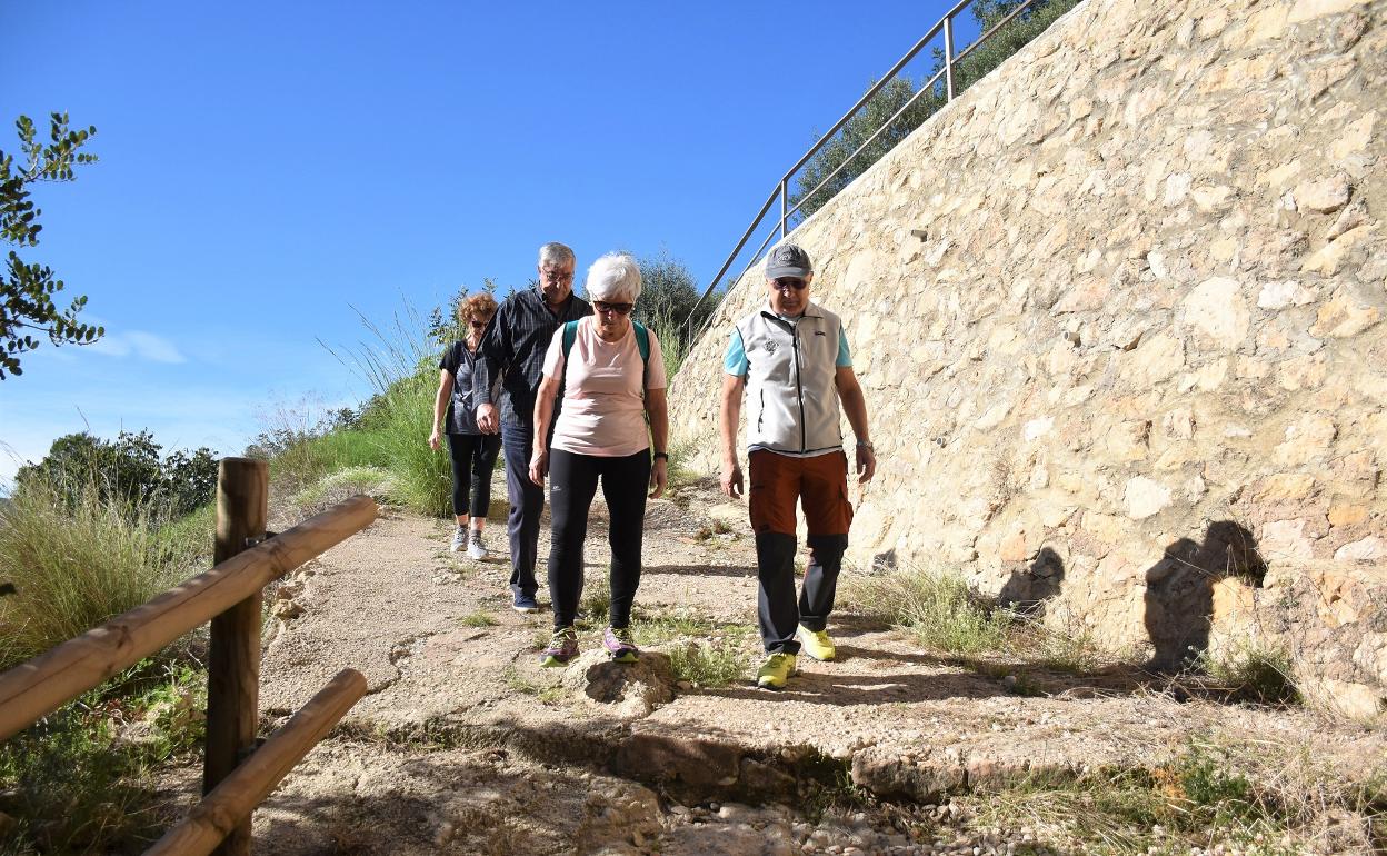 El concejal de Sanidad y miembros de la asociación excursionista han realizado la ruta. 