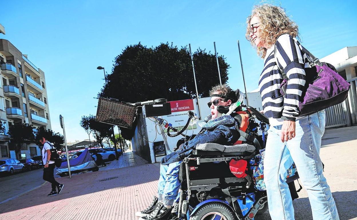 Miguel Camacho y su madre, Gador, a las puertas del instituto de Albal. 