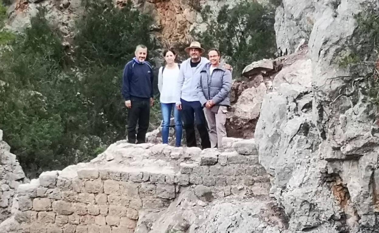 José Luis Jiménez, catedrático de Arqueología de la Universitat de Valencia, la alcaldesa de Calles, Consuelo García y los arqueólogos Juan José Ruiz y Ana Sabater. 