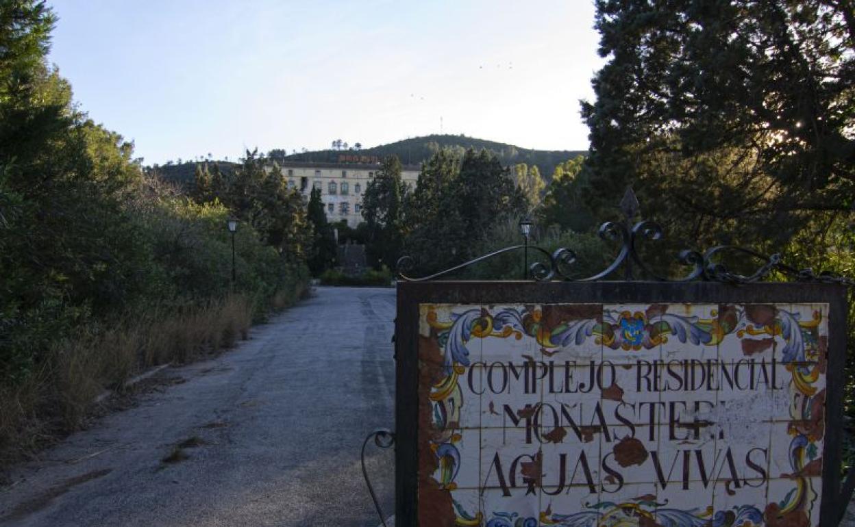 Entrada al monasterio de Aguas Vivas de Carcaixent. 