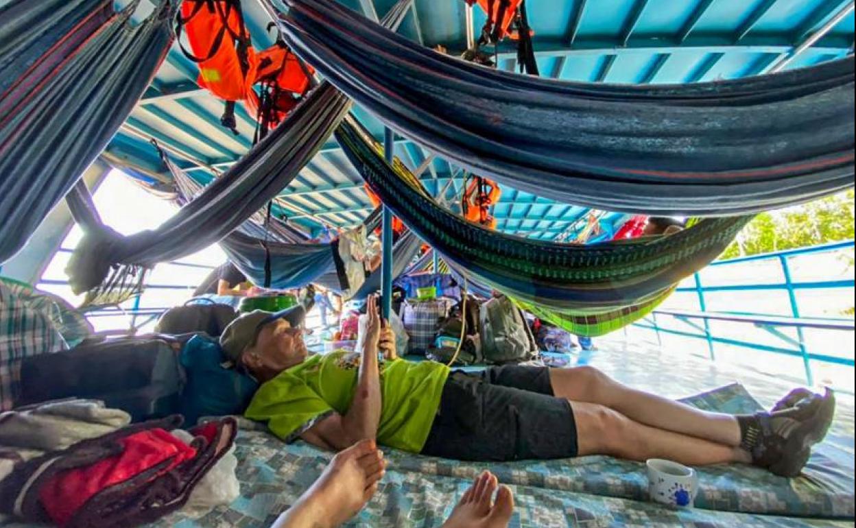 Turistas extranjeros y peruanos descansan en el bote donde fueron detenidos en Cuninico. 