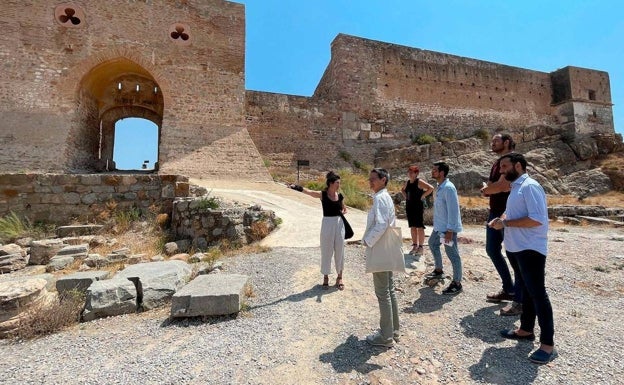 Una visita de funcionarios del Ministerio de Cultura al castillo. 