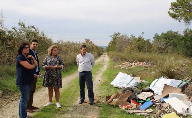 EL diputado junto a Mut, Pérez Conejero y Martínez en la visita al vertedero ilegal en la partida Amplius. 