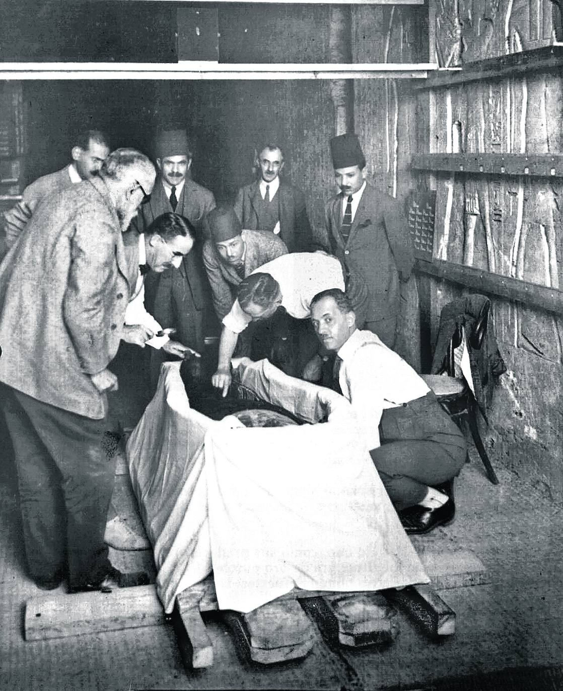 El hallazgo el 4 de noviembre de 1922 del sepulcro casi intacto de Tutankamón recuperó para la historia al joven faraón, que hasta entonces ni siquiera aparecía en las listas reales. Aquí un repaso por las joyas halladas por Howard Carter en el Valle de los Reyes -cerca de Luxor, en Egipto.