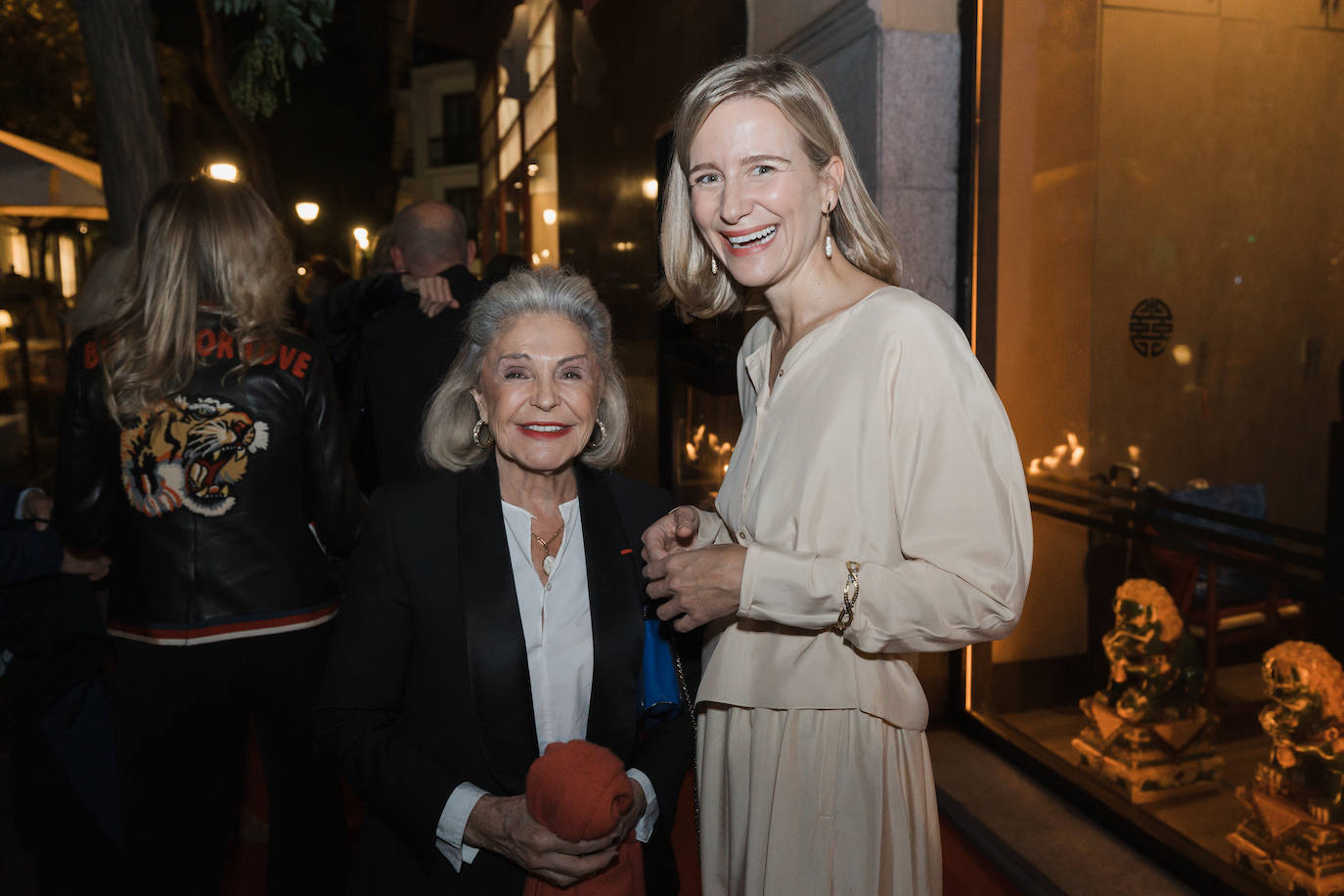 Beatriz de Orleans y María de León, en el homenaje a Carlos García Calvo.