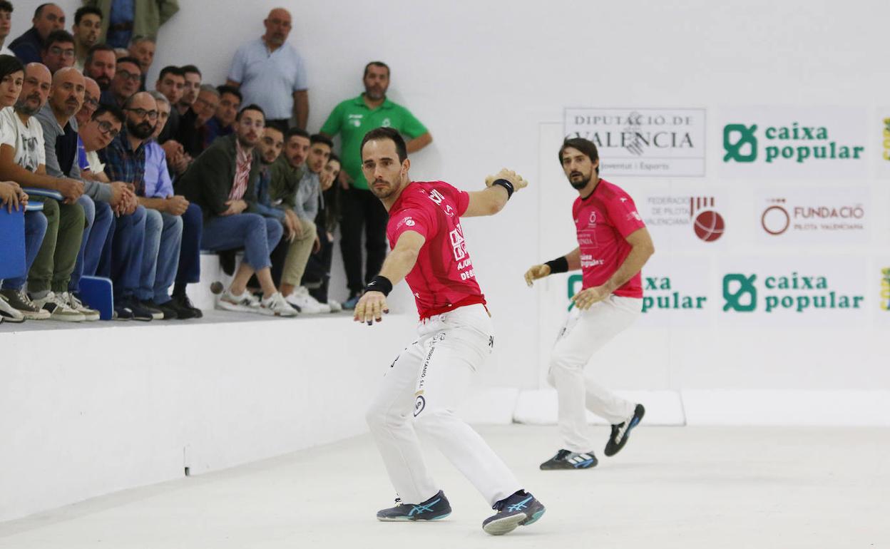 Nacho se dispone a restar una pelota dirigida a la careta, ayer en Vilamarxant. 