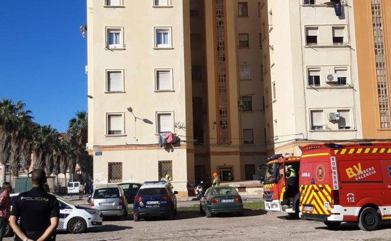 Camiones de bomberos ante el bloque de pisos. 