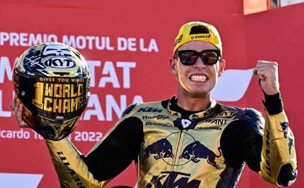 Augusto Fernández se proclama campeón de Moto2 en Valencia