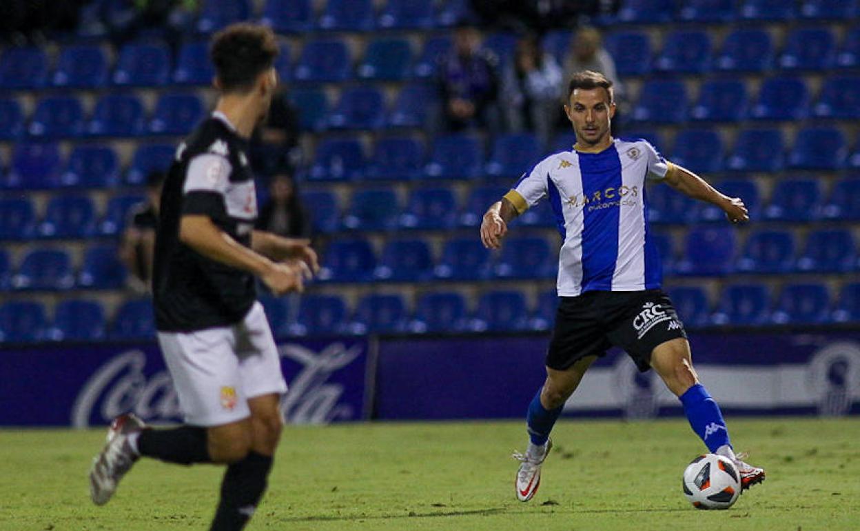 Felipe Chacartegui conduce el balón ante un rival. 