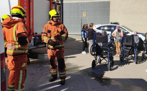 Evacuación de mayores tras el incendio en Almussafes. 