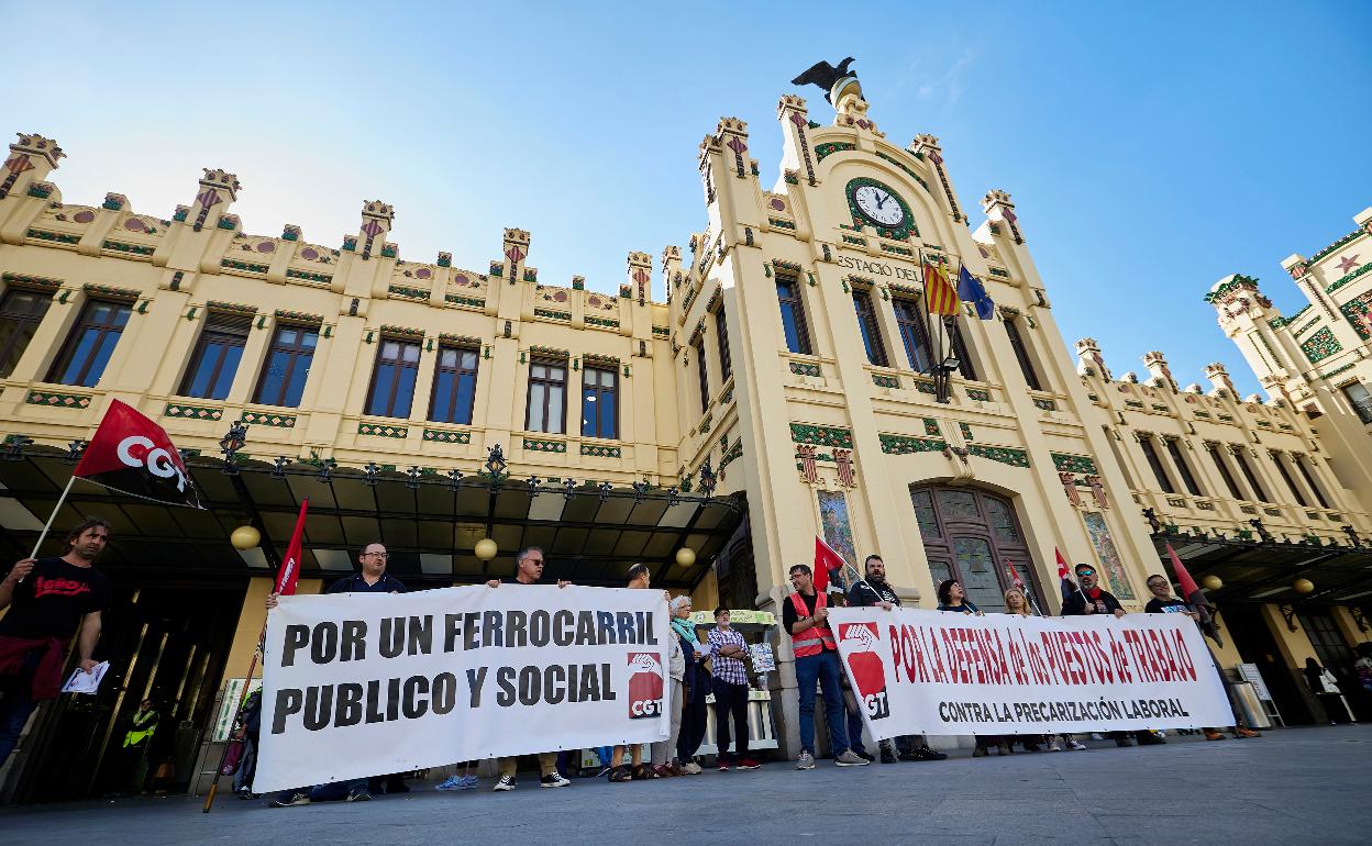 Concentración ante la Estación del Norte en Valencia. 