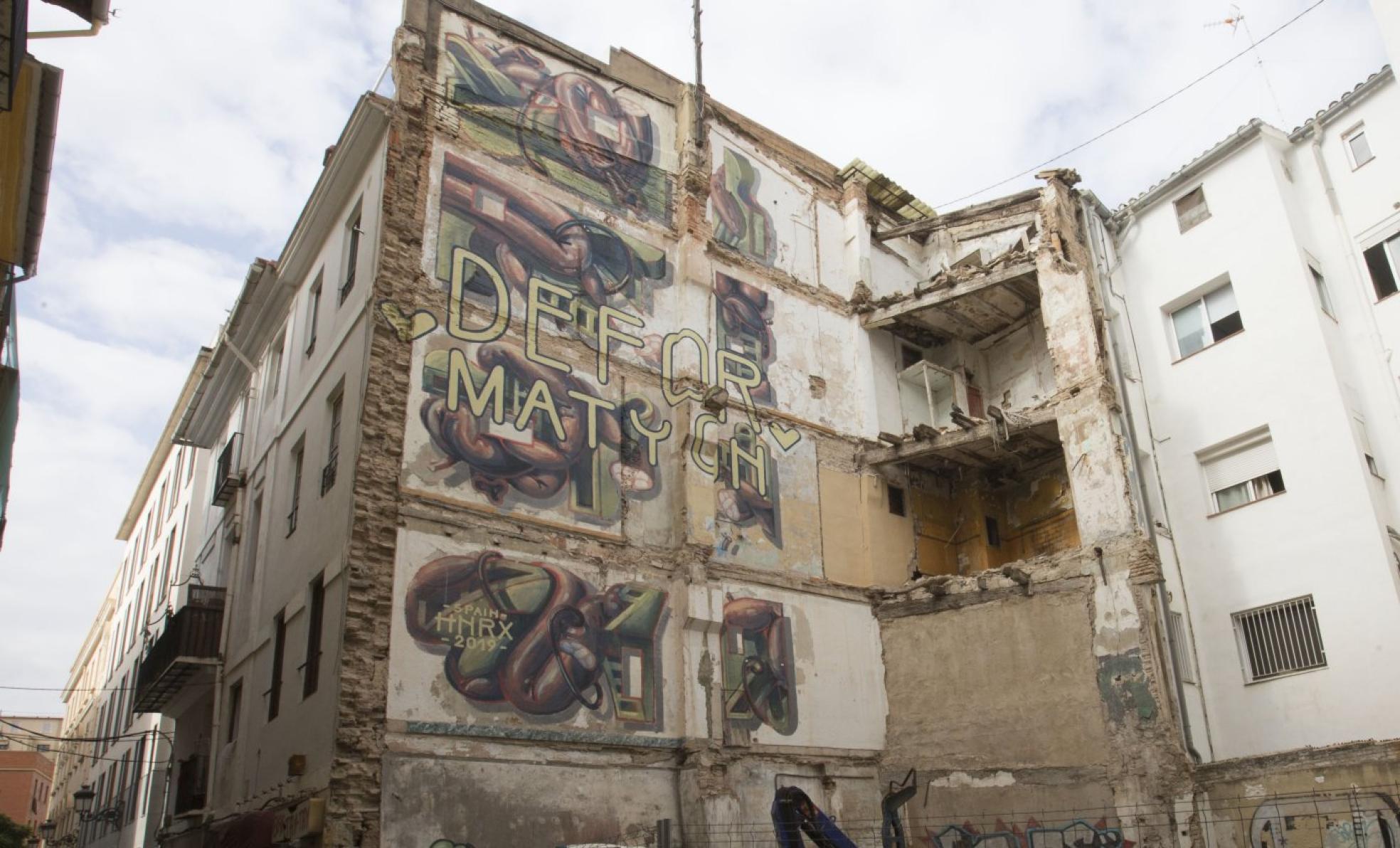 Calle Viana.Un solar abandonado, con sus paredes llenas de grafitis.