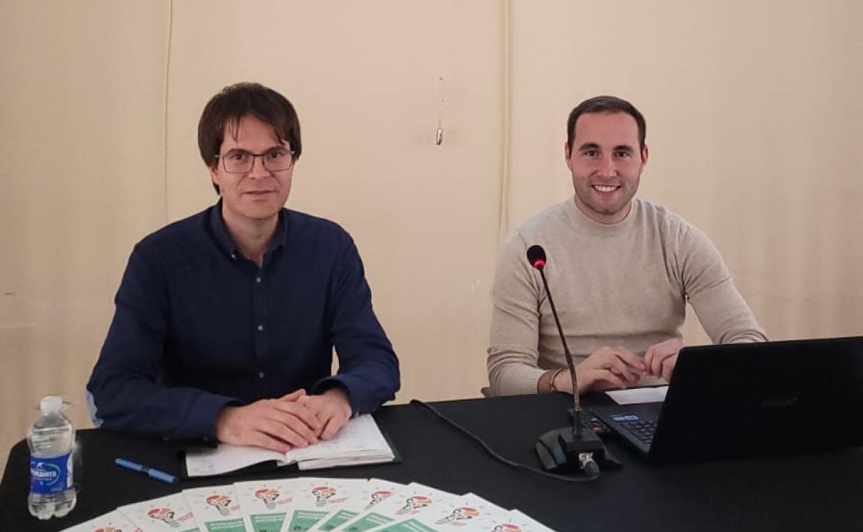 El alcalde de Bocairent y el concejal de Participación Ciudadana, en la presentación de los proyectos. 