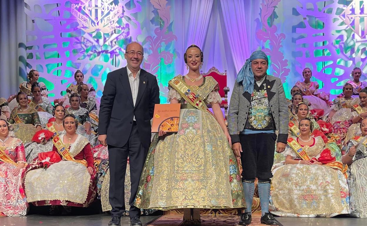 Fallera mayor de Alzira junto al alcalde y el presidente de la JLF. 