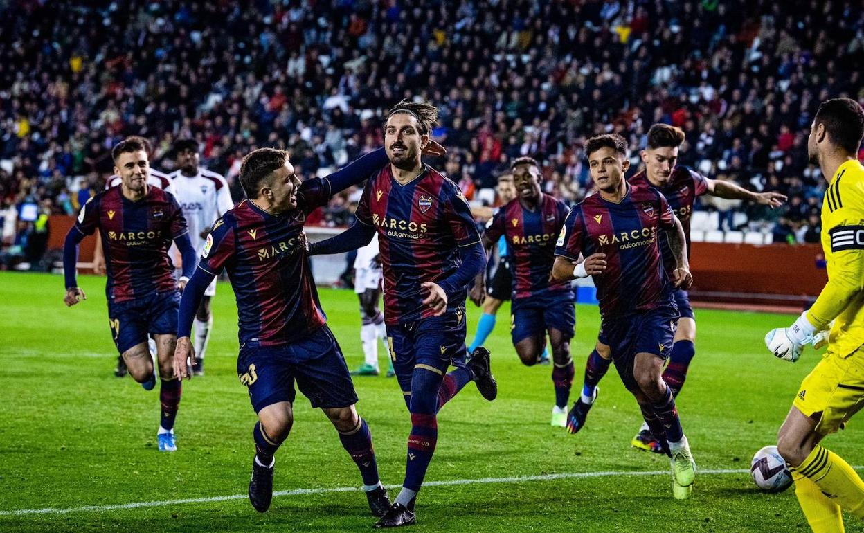 José Campaña celebra su gol ante el Albacete.