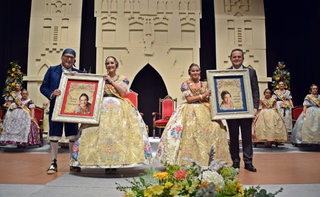 Las falleras mayores de Sueca con el alcalde y el presidente de la JLF. 