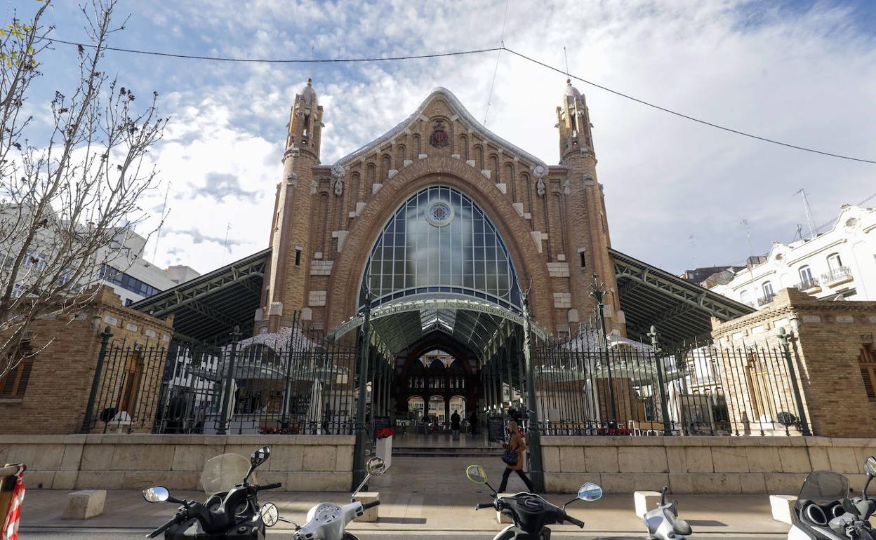 Suciedad y limpieza hostelería Valencia | Vecinos del Ensanche alertan del aumento de la suciedad y la falta de baldeo