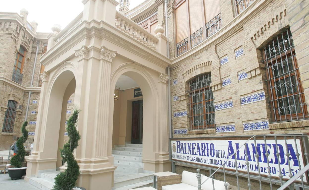 Exterior del balneario de la Alameda. 