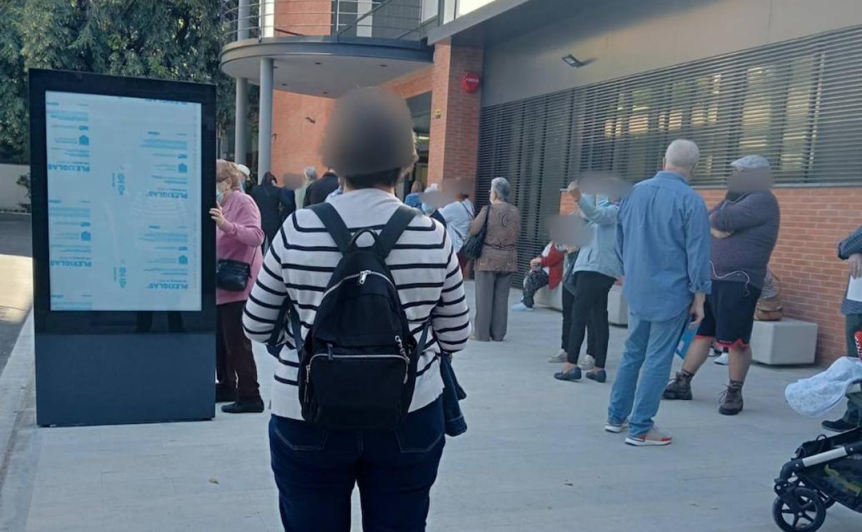 Pacientes aguardan su turno en el acceso al nuevo centro de salud de Tres Forques.