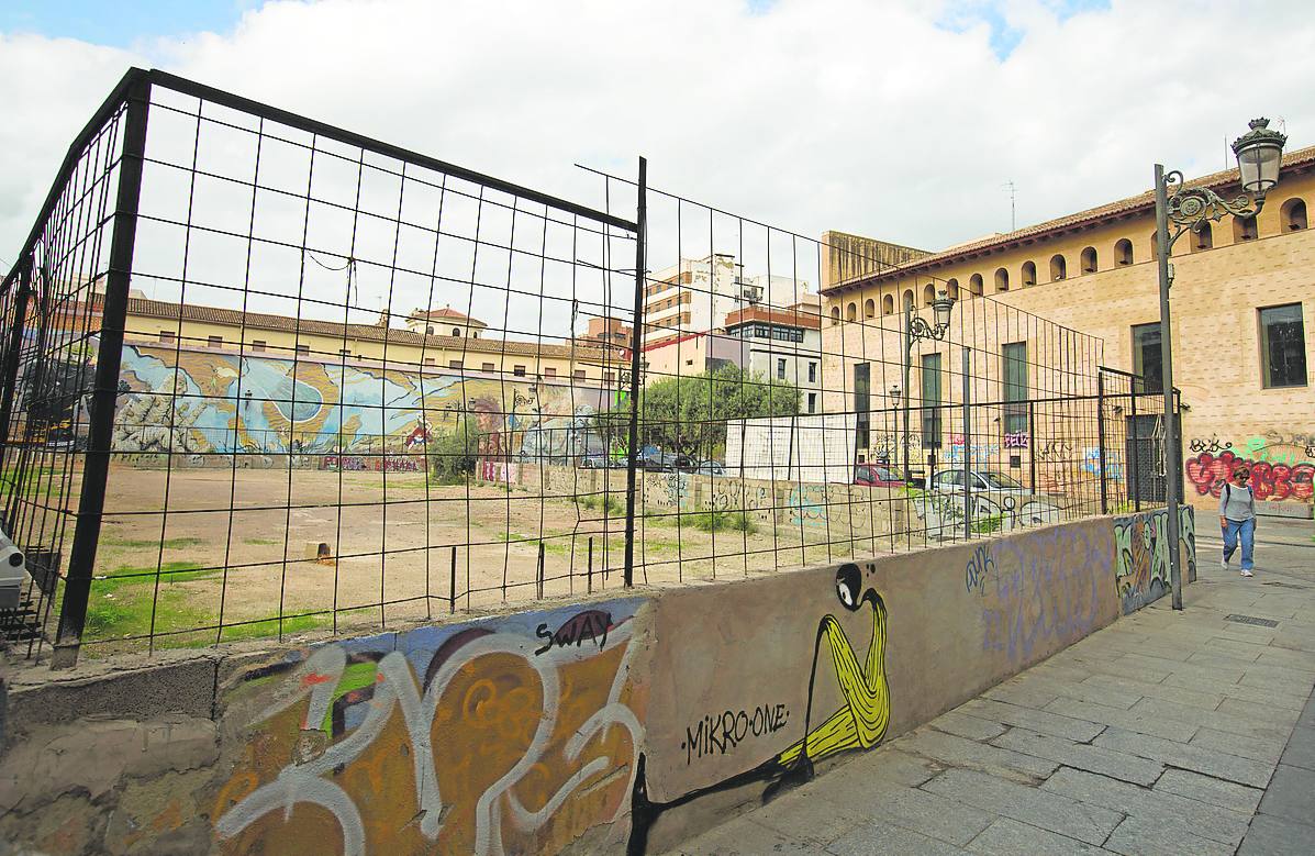 Plaza de la Botxa. Un presente mejorable (el solar vacío donde iba otra sede de la Escuela de Idiomas) y un futuro esperanzador: un huerto comunitario como símbolo de un mañana más luminoso. 