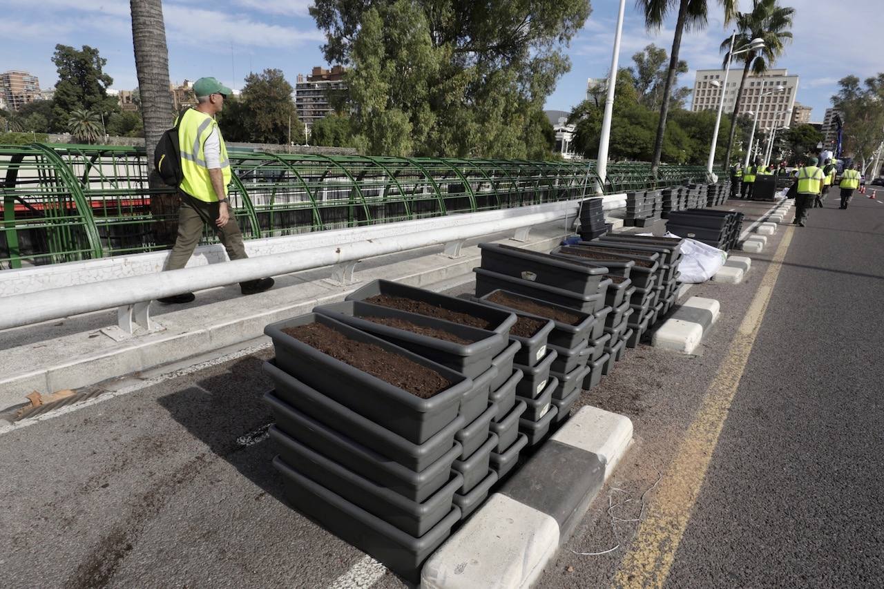Fotos: El Ayuntamiento de Valencia comienza la puesta en marcha del puente de las Flores
