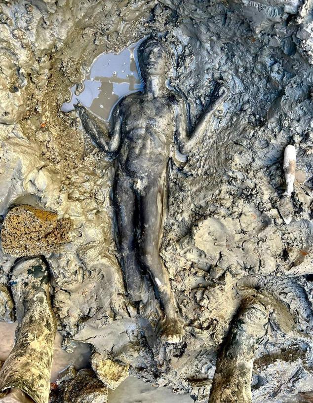 Fotos: Excepcional hallazgo en Italia: 24 esculturas de bronce etruscas y romanas intactas bajo el barro