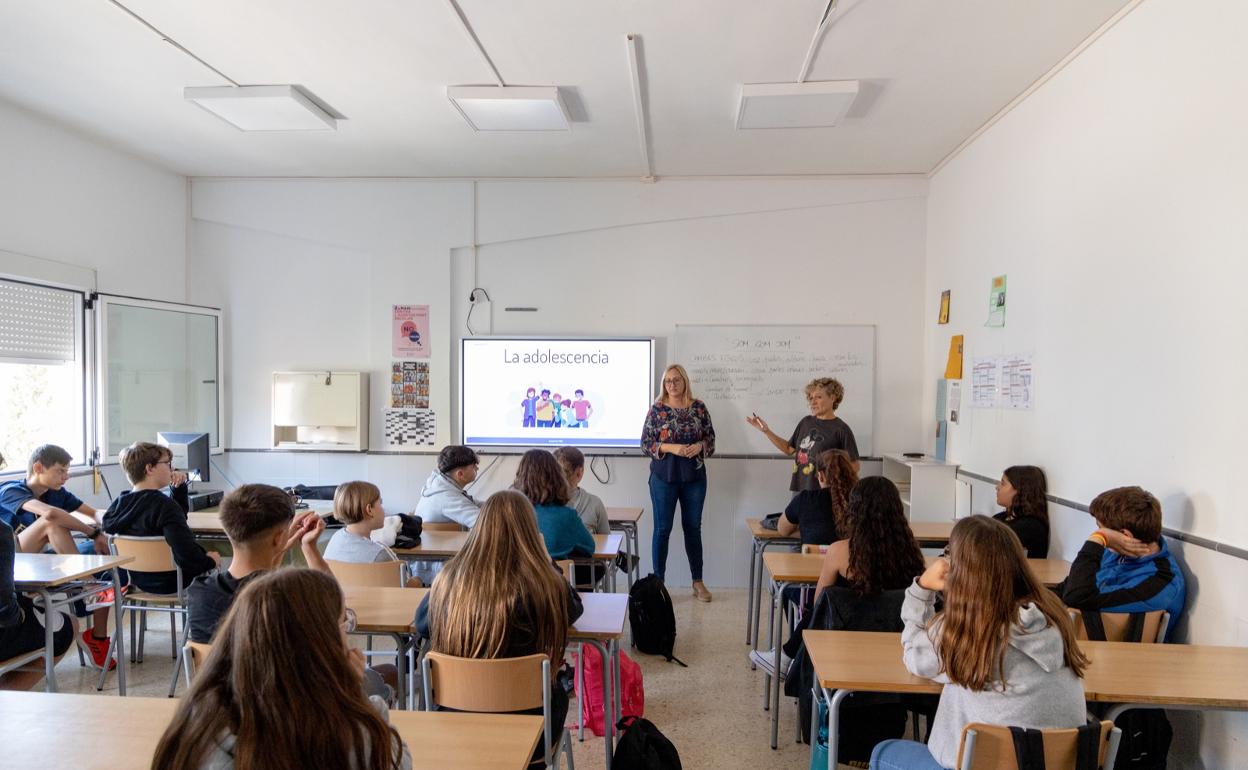 Una de las actividades en un centro escolar de Cullera. 