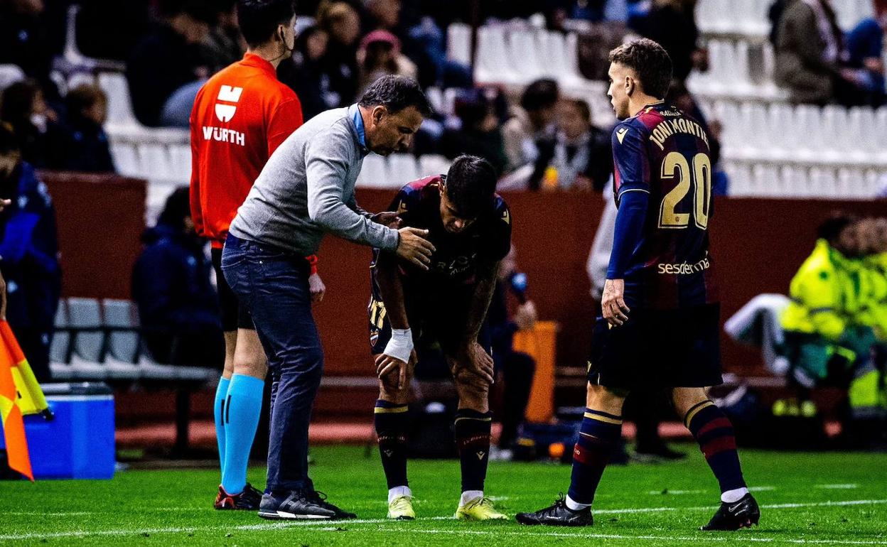 Javier Calleja, con Brugui y Joni Montiel durante el partido contra el Albacete.