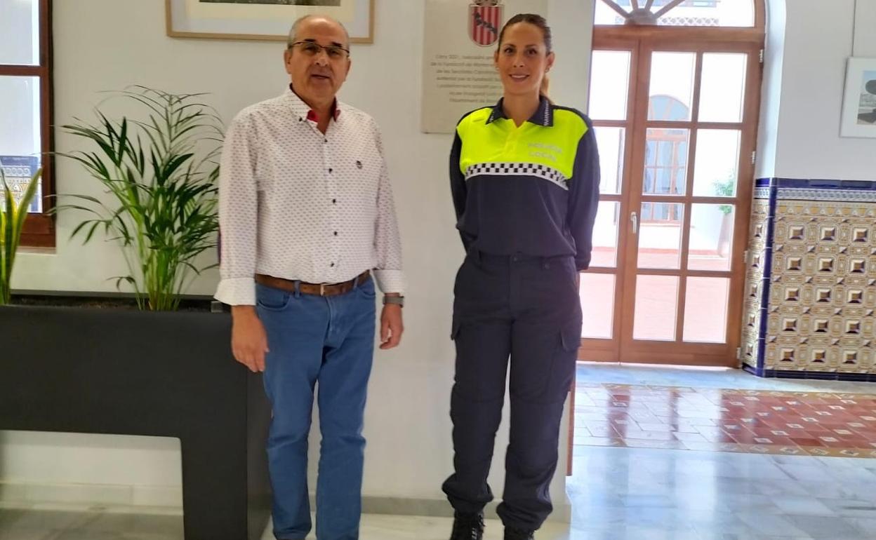 El alcalde de Montaverner, con la agente de Policía Local contratada. 