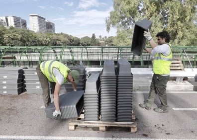 Imagen secundaria 1 - Reparto de los maceteros, en el puente de las Flores. 